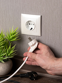 Лицевая панель для розетки одинарной Валенсия с заземлением со шторками 16А жемчуг ESR16-L-028-50 EKF PROxima Лицевая панель для розетки одинарной Валенсия с заземлением со шторками 16А жемчуг ESR16-L-028-50 EKF PROxima