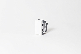 Выключатель одноклавишный 22,5х45 белый, с безвинтовым зажимом 200004 SPL Выключатель одноклавишный 22,5х45 белый, с безвинтовым зажимом 200004 SPL