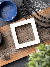 Рамка для розеток и выключателей 1 пост Стокгольм белый с линией цвета зеленый EXM-G-302-20 EKF PROxima Рамка для розеток и выключателей 1 пост Стокгольм белый с линией цвета зеленый EXM-G-302-20 EKF PROxima