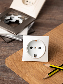 Лицевая панель для розетки одинарной Валенсия с заземлением со шторками 16А жемчуг ESR16-L-028-50 EKF PROxima Лицевая панель для розетки одинарной Валенсия с заземлением со шторками 16А жемчуг ESR16-L-028-50 EKF PROxima