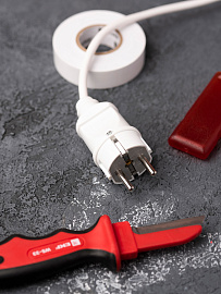 Вилка прямая с заземлением белая 16А 250В (AVP16-10)  EKF Вилка прямая с заземлением белая 16А 250В (AVP16-10)  EKF